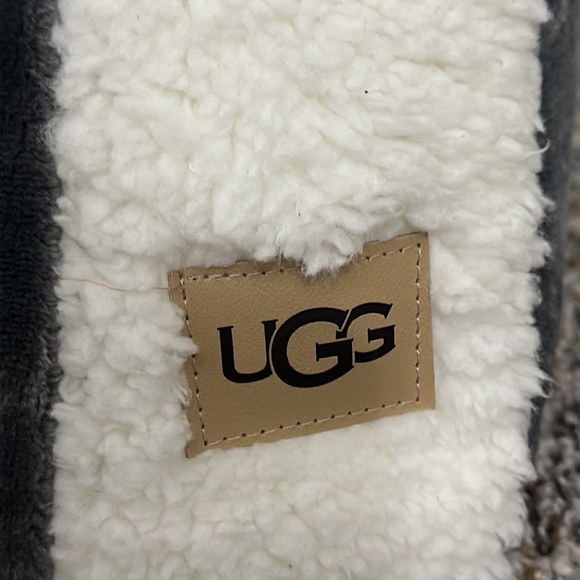 Ugg Clifton Backrest Pillow - Picture 5 of 7
